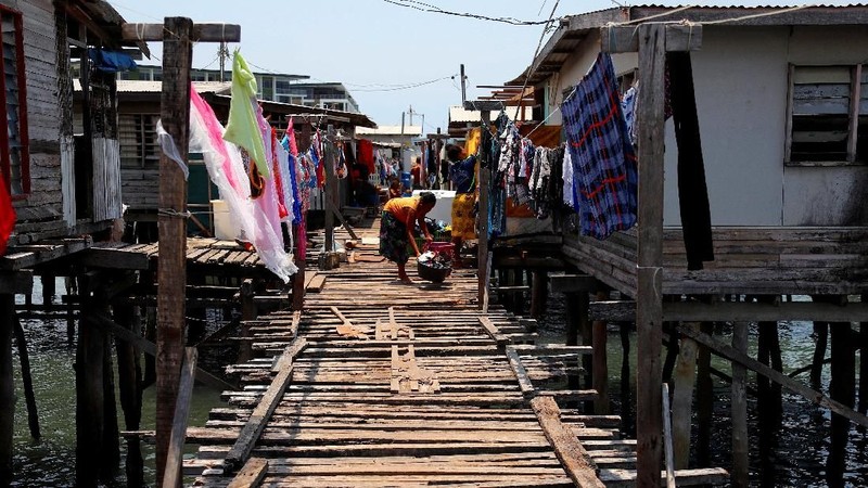 Hampir setengah dari populasi Port Moresby yang berjumlah sekitar 310.000 tinggal di permukiman informal atau ilegal.
