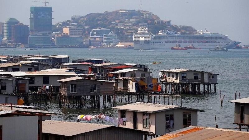 Hampir setengah dari populasi Port Moresby yang berjumlah sekitar 310.000 tinggal di permukiman informal atau ilegal.