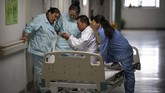 Obat tradisional mendapatkan subsidi di China. Hal itu jelas membuat harganya lebih murah ketimbang obat-obatan modern. (Photo by Johannes EISELE/AFP)