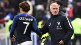 Griezmann ditarik ke luar oleh juru taktik tim, Didier Deschamps, pada menit ke-90 dan digantikan Moussa Sissoko. Les Bleus menang 1-0 atas timnas Uruguay pada laga persahabatan tersebut. (Photo by FRANCK FIFE / AFP)