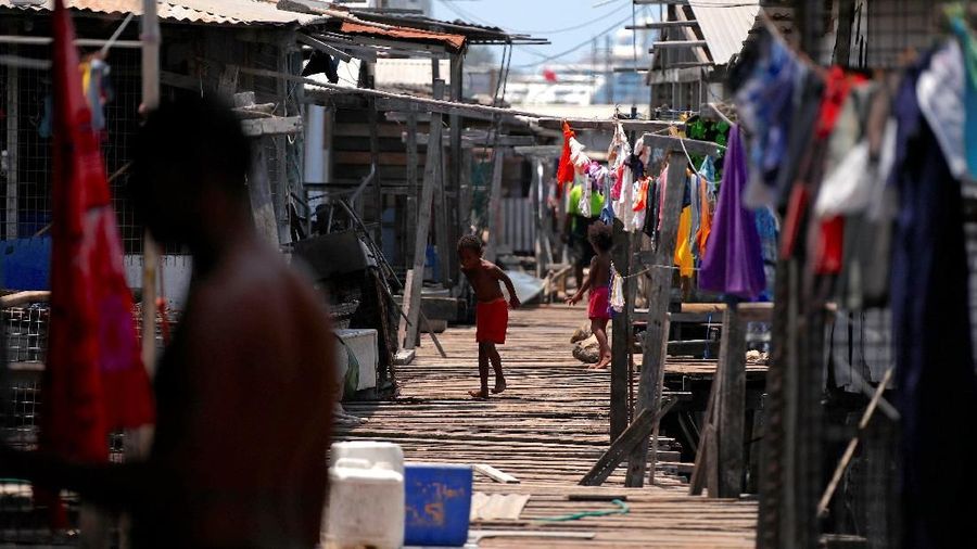 Hampir setengah dari populasi Port Moresby yang berjumlah sekitar 310.000 tinggal di permukiman informal atau ilegal.
