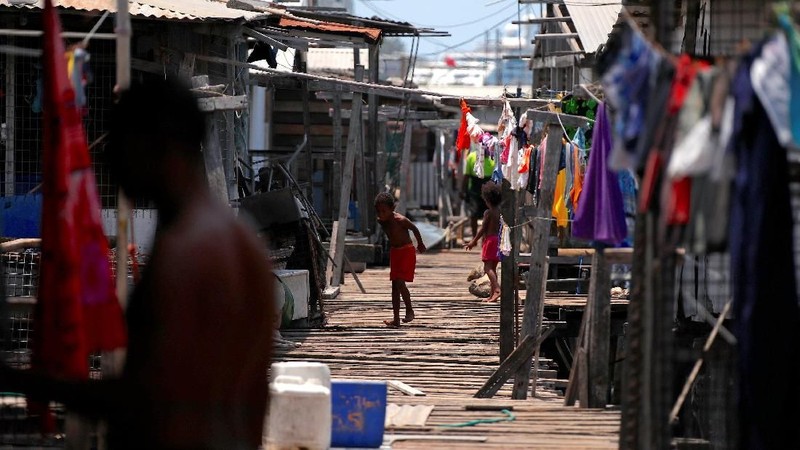 Hampir setengah dari populasi Port Moresby yang berjumlah sekitar 310.000 tinggal di permukiman informal atau ilegal.