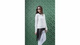Untuk gaya yang lebih formal namun stylish, kombinasikan sweater dengan dalaman tipis berbeda warna dan desain, misalnya asimetris. (Istockphoto/LightFieldStudios)