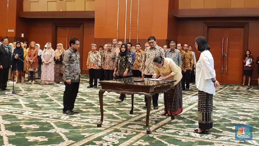 Menteri Keuangan Sri Mulyani Indrawati melantik 34 orang pejabat di lingkungan Kementerian Keuangan (Kemenkeu).
