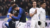 Olivier Giroud berterima kasih kepada Antoine Griezmann yang membuat Prancis mendapat hadiah penalti ke gawang Uruguay. Giroud sukses mengeksekusi penalti pada menit ke-52. (Photo by FRANCK FIFE / AFP)