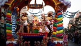 Parade ini tentu akan membuat siapaun, khususnya anak-anak, terpana melihat tokoh kartun idolanya.