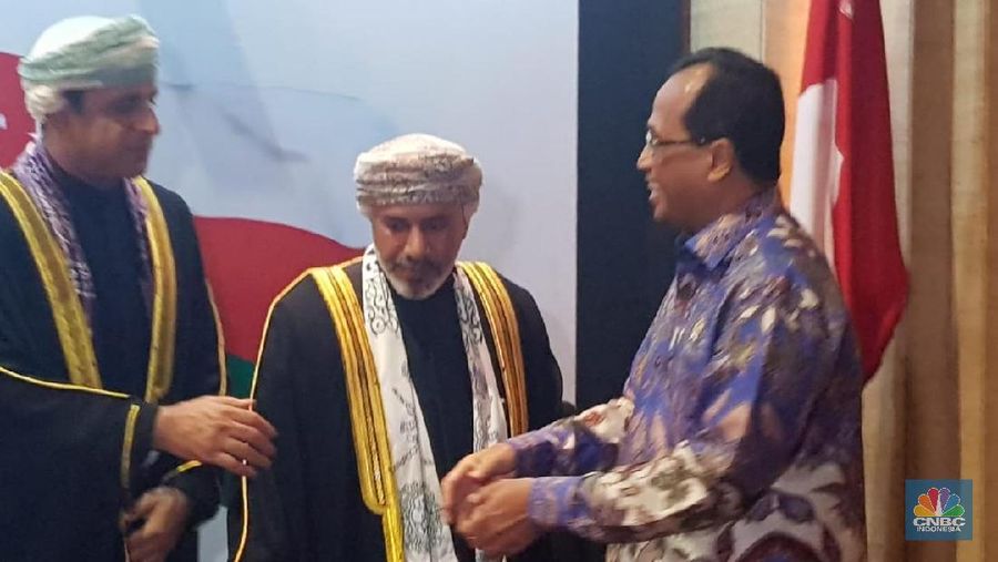 Proyek LRT Jabodebek dan kereta cepat Jakarta-Bandung dihentikan sementara.
