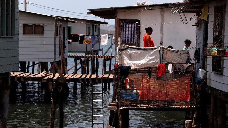 Hampir setengah dari populasi Port Moresby yang berjumlah sekitar 310.000 tinggal di permukiman informal atau ilegal.