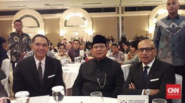 Berpakaian Adat, Prabowo Cerita Pernah Dianggap Pelayan Toko