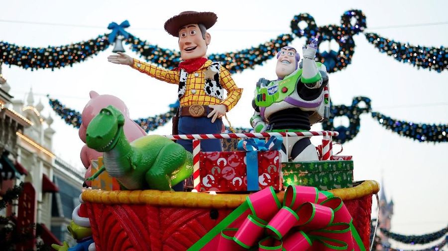 Disneyland Paris meluncurkan program musim dingin sebagai hiburan perayaaan Natal dan ulang tahun ke-90 maskot ikonik Mickey Mouse.