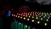 Demi memberikan kesan berbeda dari tahun-tahun sebelumnya, kali ini ada sekiar 300 origami bercahaya yang mengambang di danau tengah taman.