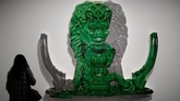 Karya seni yang dibuat oleh artis Yan Pei-Ming dipamerkan dalam pameran yang ditujukan untuk Michael Jackson, diadakan di Grand Palais, Paris, Prancis, pada 21 November 2018. (REUTERS/Benoit Tessier)