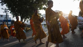 FOTO: Kala Biksu Thailand Melawan Krisis Obesitas