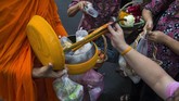 Permasalahannya, para biksu kerap kesulitan menolak pemberian umat.