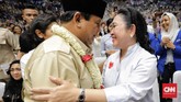 Politisi Partai Berkarya Siti Hediati Hariyadi alias Titiek Sorharto memimpin sekitar tiga ribu relawan membaca ikrar janji setia untuk pasangan calon Prabowo-Sandi pada Pembekalan Relawan Prabowo-Sandi di Istora Senayan, Jakarta, Kamis (22/11). (CNN Indonesia/Adhi Wicaksono)