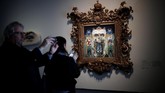 Seorang pengunjung tengah mengamati 'The King of Pop' karya Mark Ryden di pameran bertajuk 'Michael Jackson: On the Wall' di Grand Palais, Paris, Prancis. (REUTERS/Benoit Tessier)