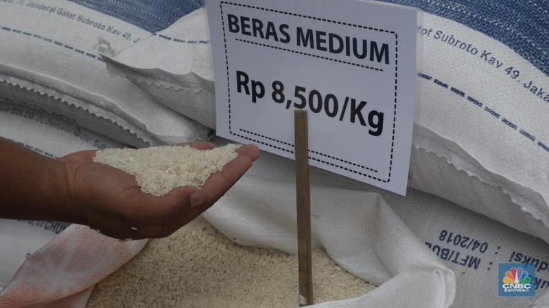 Harga beras medium yang dijual disini yaitu Rp 8.500/kg dan nantinya akan didistribusikan ke PD Pasar Jaya dengan harga Rp 9.000 per kg.