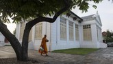 Kegiatan di pagi hari itu merupakan bagian dari aturan hidup baru yang bertujuan untuk menurunkan berat badan dan meningkatkan kesehatan para biksu Thailand. (Photo by Romeo GACAD/AFP)