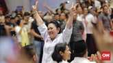 Relawan sempat riuh berteriak dan bertepuk tangan saat Titiek yang juga mantan istri Prabowo hendak membaca ikrar janji setia untuk Prabowo-Sandi. (CNN Indonesia/Adhi Wicaksono)