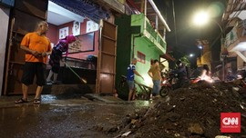 Banjir Mulai Surut, Warga Bandung Bersihkan Rumah