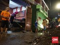 Banjir Mulai Surut, Warga Bandung Bersihkan Rumah