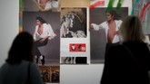 Pengunjung pameran Michael Jackson: On the Wall mengamati karya Isa Genzken yang berjudul 'Wind' (2009). (REUTERS/Benoit Tessier)