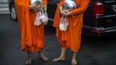 Obesitas memang tengah melanda para biksu di Thailand. Penyebabnya adalah sajian makanan pemberian umat. Tingginya kandungan gula dan lemak dalam makanan-makanan itu berkontribusi menimbulkan krisis obesitas para biksu. (Photo by Romeo GACAD/AFP)