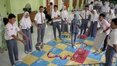 Komisi Pemilihan Umum sebagai penyelenggara juga turut menyosialisasikan pesta demokrasi lima tahunan ini berbagai elemen masyarakat untuk menjaring dan meningkatkan partisipasi pemilih. (ANTARA FOTO/Mohammad Ayudha)