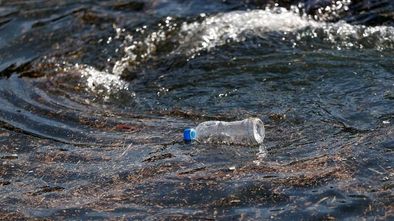 Sejak dahulu sampah plastik menjadi salah satu permasalahan yang dialami oleh berbagai negara di dunia karena penyebab pencemaran lingkungan.
