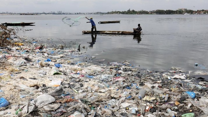 Men fish as plastic items and other debris are seen on the shore in Abidjan, Ivory Coast November 21, 2018. REUTERS/Thierry Gouegnon