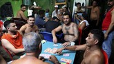 Di dalam karavan yang ditumpangi, Ivan bertemu dengan banyak warga dengan kisah serupa dengannya. Mereka semua saling menguatkan dan berharap yang terbaik ketika tiba di AS kelak. (Reuters/Goran Tomasevic)