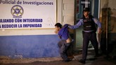 Tak hanya warga biasa, sejumlah mantan personel keamanan pun mengikuti arus imigran tersebut, termasuk Ivan, yang pernah mengabdi sebagai polisi. (Reuters/Goran Tomasevic)