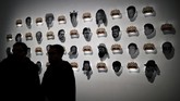 Artis Dan Mihaltianu menyebut karyanya ini sebagai 'Last Days of Michael Jackson in Bucharest', dibuat pada 1992-2013, menjadi salah satu yang menarik perhatian pengunjung Grand Palais, Paris, Prancis. (REUTERS/Benoit Tessier)