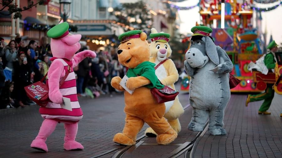 Disneyland Paris meluncurkan program musim dingin sebagai hiburan perayaaan Natal dan ulang tahun ke-90 maskot ikonik Mickey Mouse.