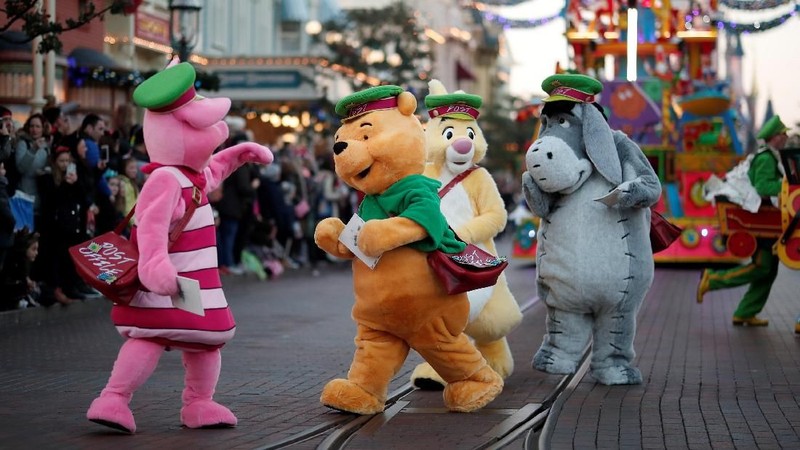 Disneyland Paris meluncurkan program musim dingin sebagai hiburan perayaaan Natal dan ulang tahun ke-90 maskot ikonik Mickey Mouse.