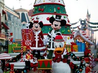 Ulang Tahun ke 90, Mickey Mouse Cs Ramaikan Jalan di Paris
