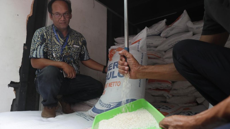 Harga beras medium yang dijual disini yaitu Rp 8.500/kg dan nantinya akan didistribusikan ke PD Pasar Jaya dengan harga Rp 9.000 per kg.