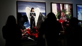 Pengunjung terlihat berkerumun di depan karya seni yang dikerjakan oleh David LaChapelle, yang memberi sentuhan sayap di punggung Michael Jackson. (REUTERS/Benoit Tessier)