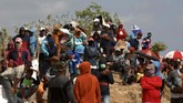 Warga sangat antusias untuk menyaksikan pacuan kuda, selain ingin melihat kuda dan joki jagoan mereka beradu juga dimanfaatkan sebagai wahana rekreasi.