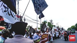 Ratusan Orang Bawa Bendera Tauhid Kawal Kasus Penghinaan NU