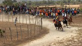 Joki beradu kecepatan saat mengikuti lomba pacuan kuda tradisional di Desa Kalimporo, Jeneponto, Sulawesi Selatan. ANTARA FOTO/Abriawan Abhe
