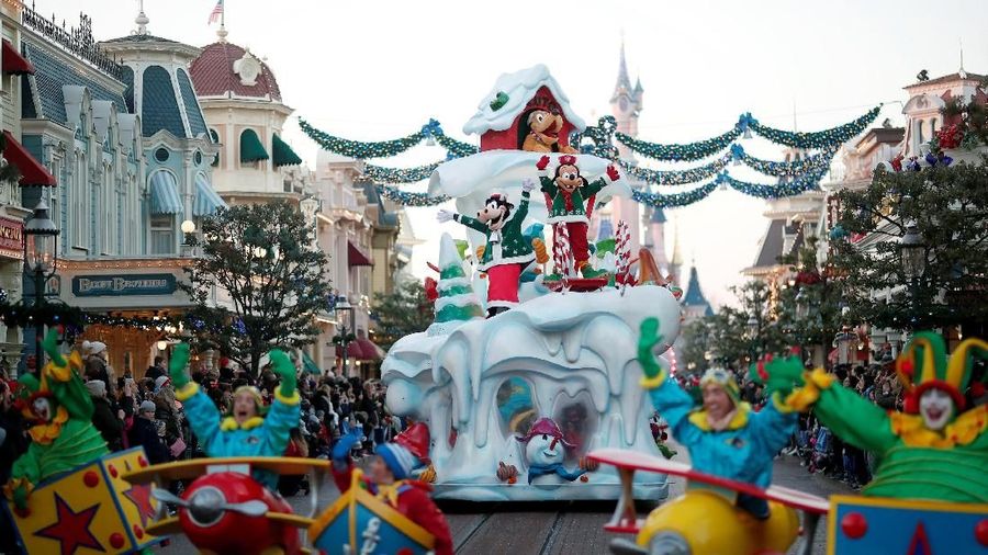 Disneyland Paris meluncurkan program musim dingin sebagai hiburan perayaaan Natal dan ulang tahun ke-90 maskot ikonik Mickey Mouse.