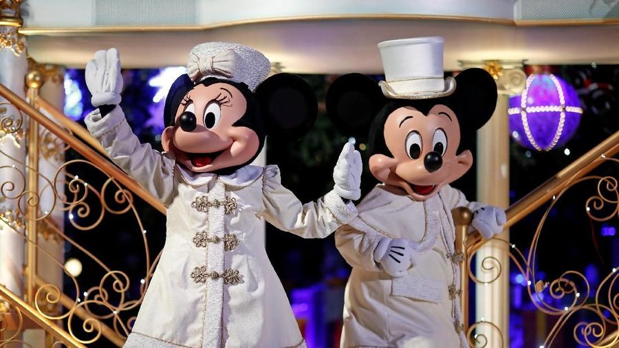Disneyland Paris meluncurkan program musim dingin sebagai hiburan perayaaan Natal dan ulang tahun ke-90 maskot ikonik Mickey Mouse.