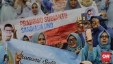 Diperkirakan sekitar 3.000 relawan hadir dalam deklarasi relawan Prabowo-Sandi di Istora Senayan, dan lebih separuh yang hadir merupakan 'emak-emak'. (CNN Indonesia/Adhi Wicaksono)