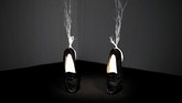 Pematung Appau Junior Boakye-Yiadom memilih sepatu sebagai simbolisasi. Sepatu dan tarian moonwalk sesungguhnya selalu jadi bagian dari seorang Michael Jackson. (REUTERS/Benoit Tessier)