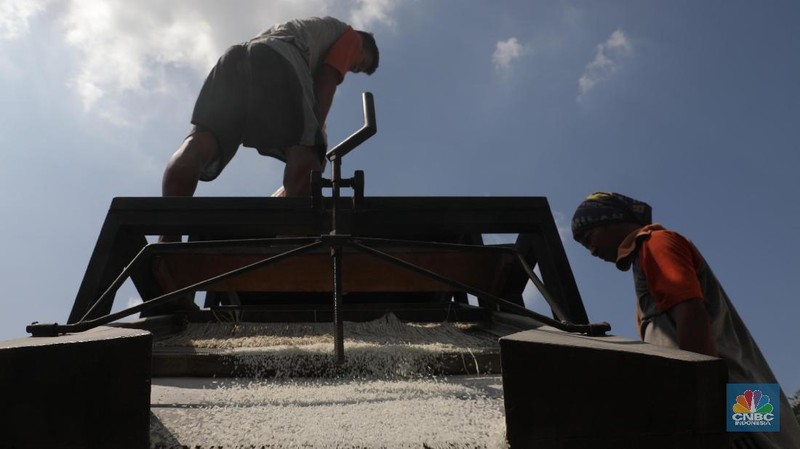 Harga beras medium yang dijual disini yaitu Rp 8.500/kg dan nantinya akan didistribusikan ke PD Pasar Jaya dengan harga Rp 9.000 per kg.