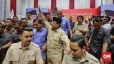 Lagu berjudul Sontoloyo dan #2019GantiPresiden sempat dibawakan musisi Sang Alang saat calon presiden nomor urut 02 Prabowo Subianto tiba di acara deklarasi relawan di Istora Senayan, Jakarta. (CNN Indonesia/Adhi Wicaksono)