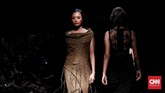 Alam yang kaya dan penuh kebebasan digambarkan lewat busana loose. Teknik batik tulis, cap serta tie dye tidak diaplikasikan pada kain katun kaku. (CNN Indonesia/Andry Novelino)