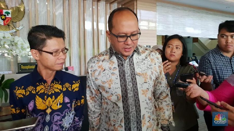 Menteri Perindustrian Airlangga Hartarto memberikan kode kepada Ketua Kadin Indonesia Rosan Roeslani