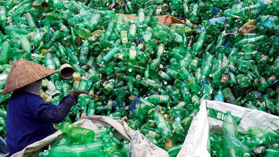 Sejak dahulu sampah plastik menjadi salah satu permasalahan yang dialami oleh berbagai negara di dunia karena penyebab pencemaran lingkungan.